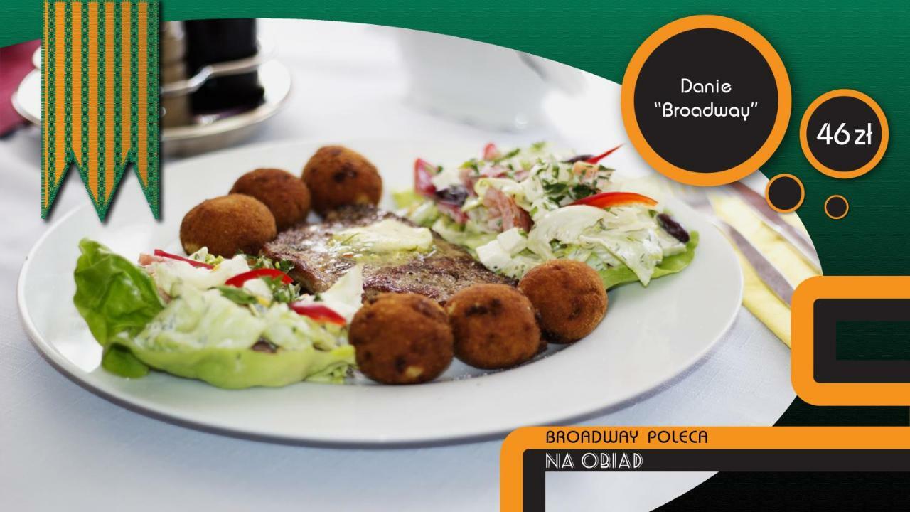Kliniska Restaurant & Hostel "Broadway" מראה חיצוני תמונה