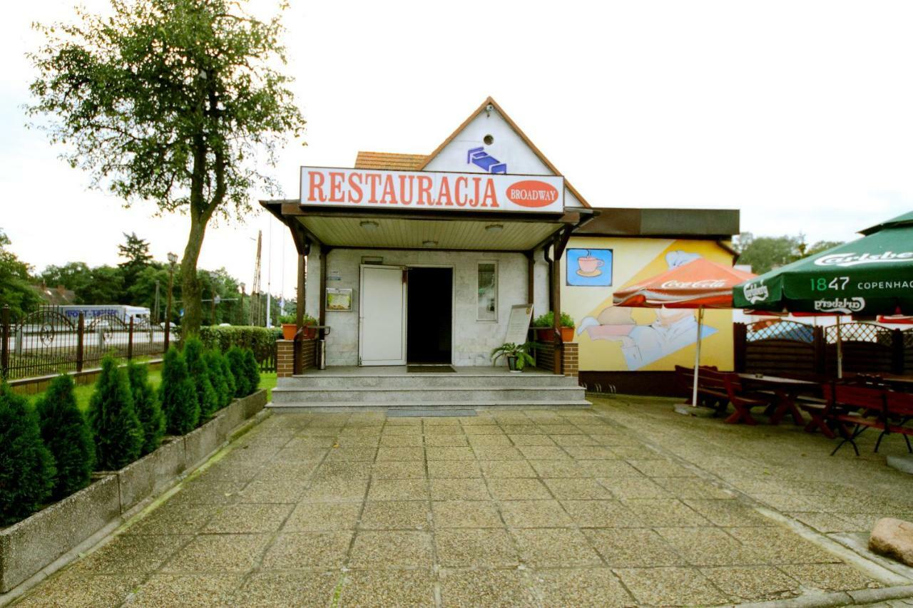 Kliniska Restaurant & Hostel "Broadway" מראה חיצוני תמונה