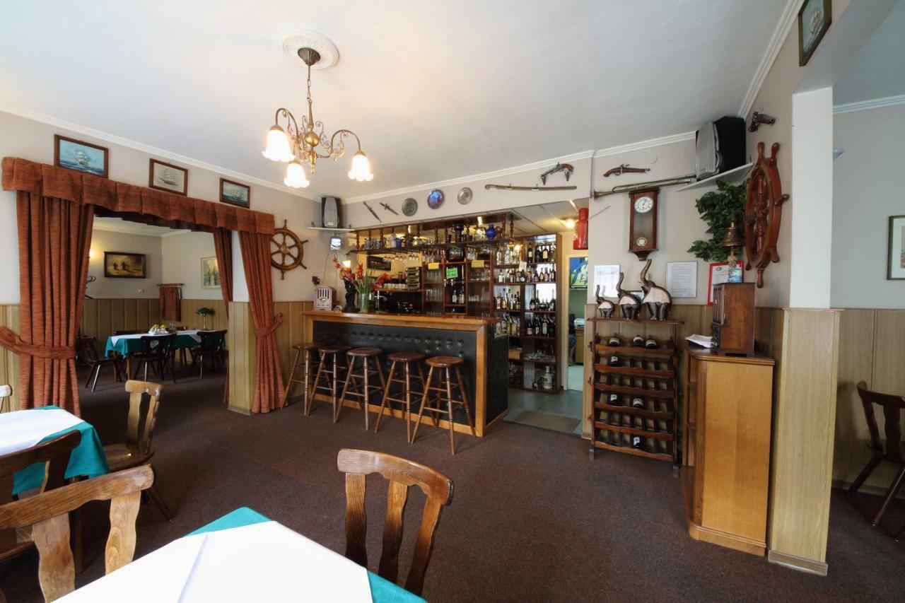 Kliniska Restaurant & Hostel "Broadway" מראה חיצוני תמונה