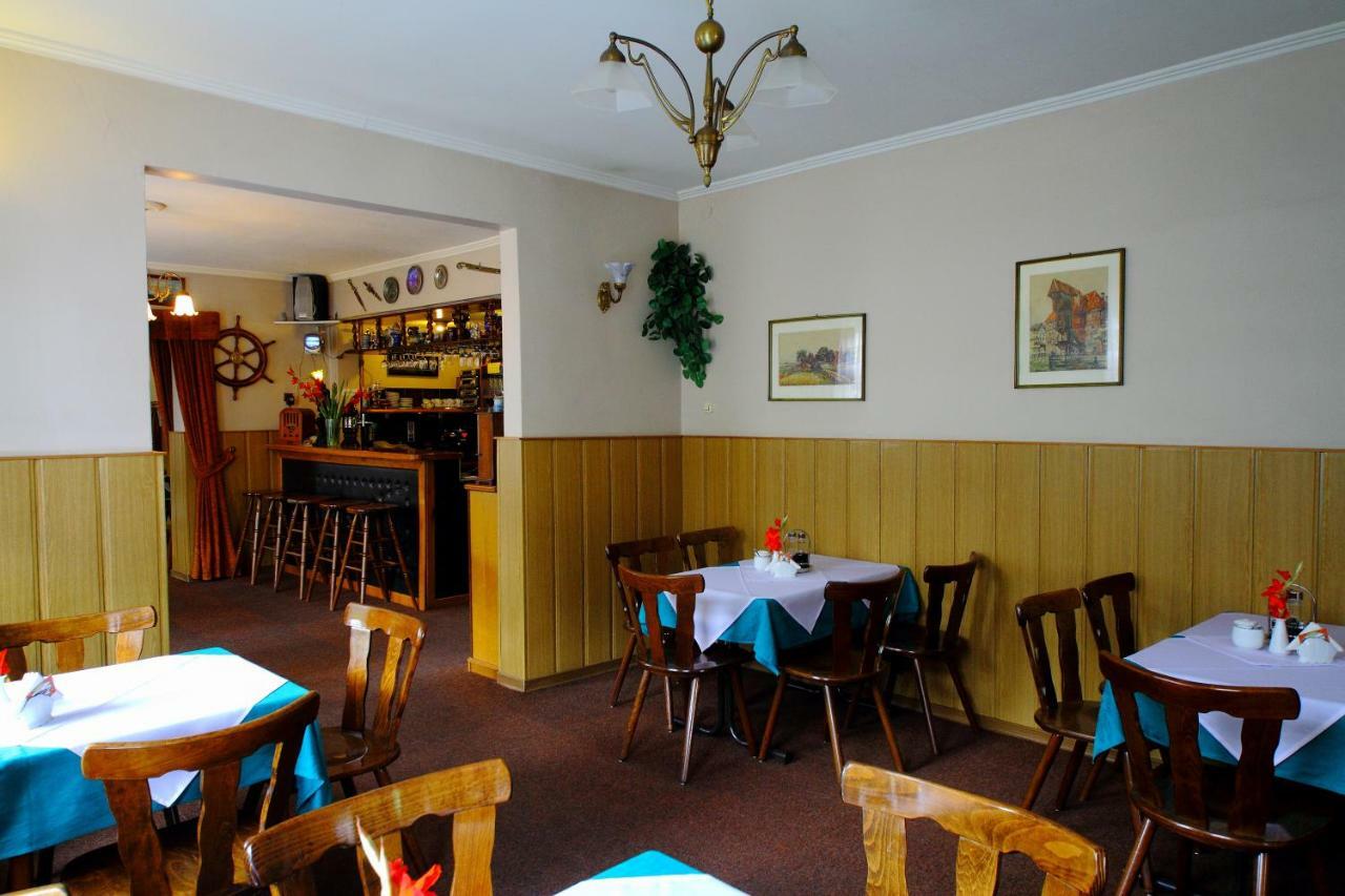 Kliniska Restaurant & Hostel "Broadway" מראה חיצוני תמונה