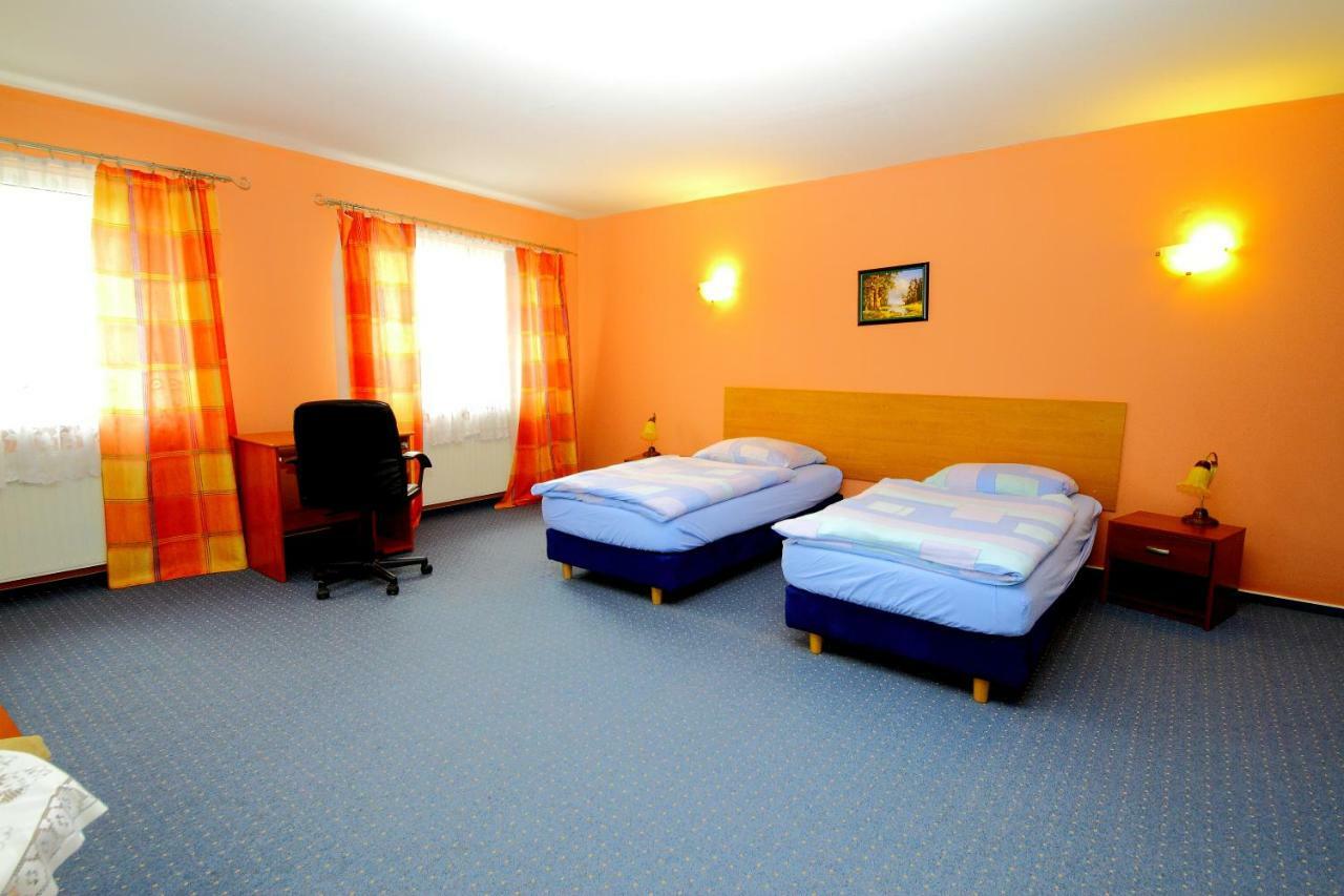 Kliniska Restaurant & Hostel "Broadway" מראה חיצוני תמונה