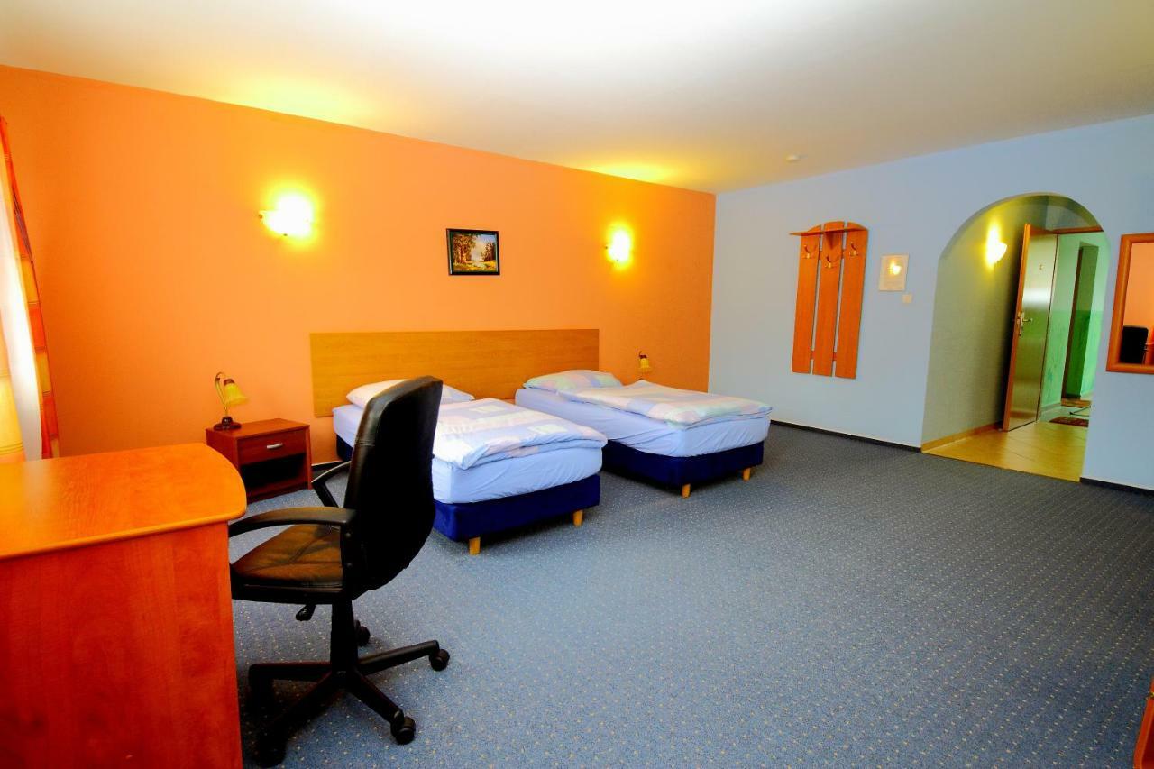 Kliniska Restaurant & Hostel "Broadway" מראה חיצוני תמונה