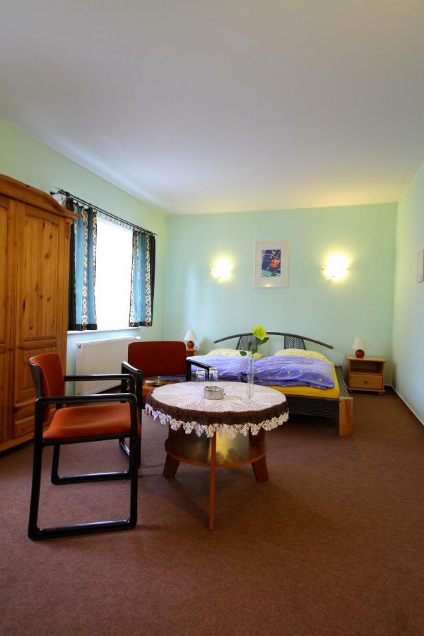 Kliniska Restaurant & Hostel "Broadway" מראה חיצוני תמונה